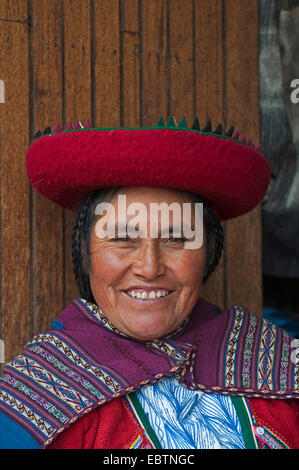 Frau in traditioneller Kleidung bei der lokalen Werkstatt, Peru, Chincheros Stockfoto