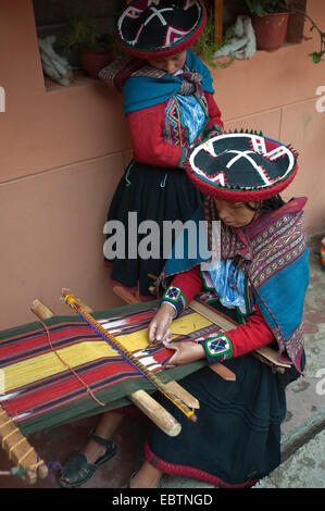 junge Frau in Tracht, die Arbeiten an einem Webstuhl bei der lokalen Werkstatt, Peru, Chincheros Stockfoto