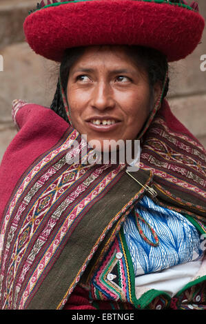 Frau in traditioneller Kleidung bei der lokalen Werkstatt, Peru, Chincheros Stockfoto