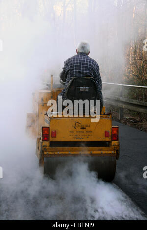 Asphaltdecke Verdichtung durch Straßenwalze, Deutschland, Nordrhein-Westfalen Stockfoto