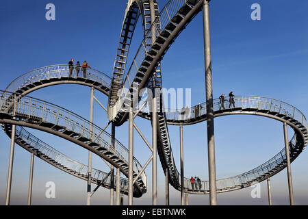 Personen am Wahrzeichen Tiger und Schildkröte auf Halde Angerpark, Deutschland, Nordrhein-Westfalen, Ruhrgebiet, Duisburg Stockfoto