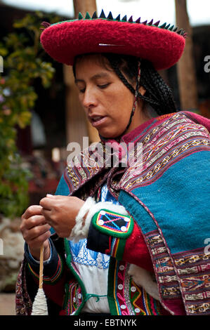 junge Frau in traditioneller Kleidung bei der lokalen Werkstatt, Peru, Chincheros Stockfoto