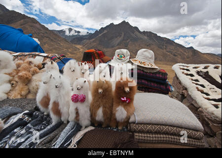 Stofftier Lamas, Hüte und traditionellen decken in einem Souvenir-Stand des Puno Les desea Feliz Viaje Pass, Peru, Feliz Viaje Stockfoto