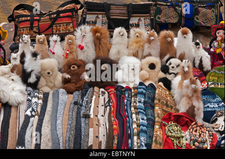 Stofftier Lamas, Mützen, Taschen und traditionellen decken in einem Souvenir-Stand des Puno Les desea Feliz Viaje Pass, Peru, Feliz Viaje Stockfoto