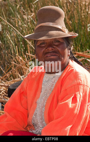 Greisin Quechua oder Uros Indianer auf einem 42 schwimmenden Inseln auf dem Titicacasee genannt "Uros Inseln", selbst aus Totora-Schilf, Titicacasee, Peru, Uros Insel gebaut Stockfoto