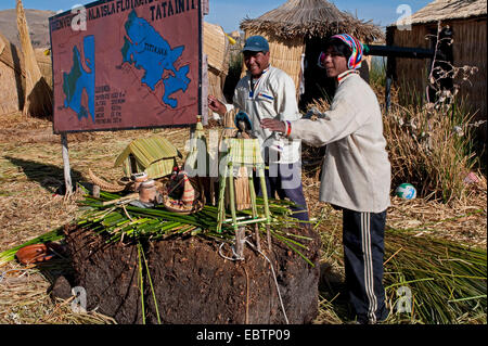 Quechua oder Uros Indianer auf einem 42 schwimmenden Inseln auf dem Titicacasee genannt "Uros Inseln", selbst aus Totora-Schilf, Titicacasee, Peru, Uros Insel gebaut Stockfoto