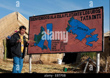 Touristen auf einem Hinweisschild auf einem 42 schwimmenden Inseln auf dem Titicacasee genannt "Uros Inseln", selbst aus Totora-Schilf, Titicacasee, Peru, Uros Insel gebaut Stockfoto