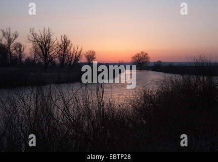 Winterlandschaft, Morgendämmerung über den Fluss am Morgen Stockfoto