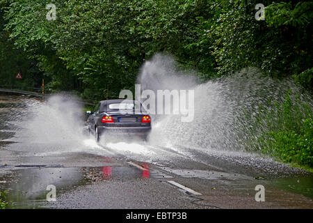 überflutete Straße nach einem schweren Rainshower, Deutschland, Nordrhein-Westfalen Stockfoto