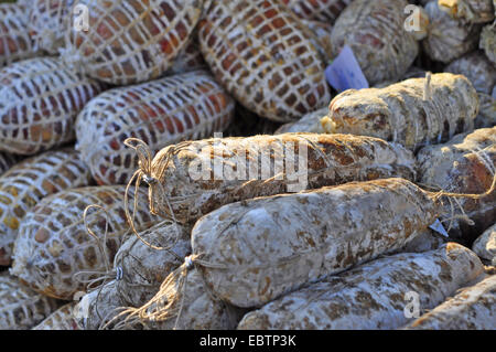 Salami auf einem Markt am Gardasee, Italien Stockfoto