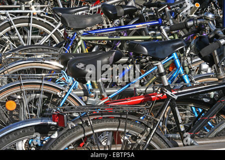 Fahrrad-Parkplatz am Hauptbahnhof in Essen, Deutschland, Nordrhein-Westfalen Stockfoto