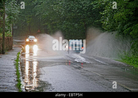 überflutete Straße nach einem schweren Rainshower, Deutschland, Nordrhein-Westfalen Stockfoto