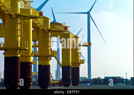 Windkraftanlagen und Teile des Offshore-Windparks, Deutschland, Niedersachsen, Cuxhaven Stockfoto
