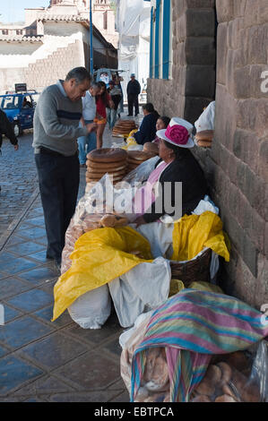 Straßenhändler verkaufen Brot, Peru, Cusco Stockfoto