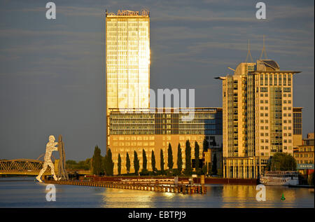 Molecule Man entworfen Skulptur von Jonathan Borofsky, als nächstes Allianz SE-Turm und Treptowers, Deutschland, Berlin Stockfoto