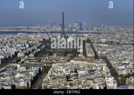 Blick vom Tour Montparnasse über das Häusermeer der Stadt mit der Eiffel-Turm in der Mitte, Frankreich, Paris Stockfoto