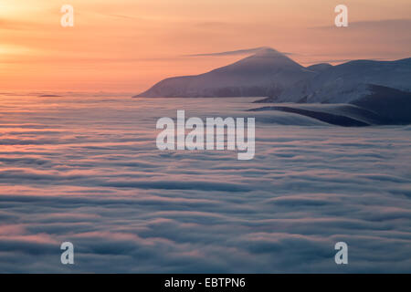 Gipfel über Winterberge, Wolken, nebligen Morgen Stockfoto