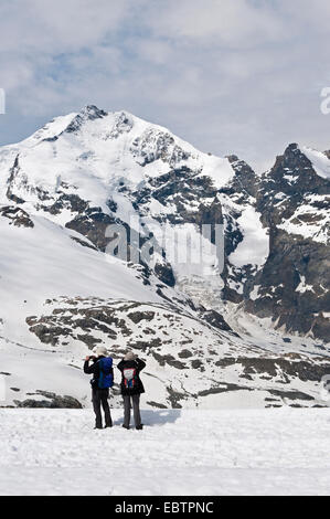 Wanderer, die Aufnahme des Gipfels der Diavolezza Peak, Schweiz Stockfoto