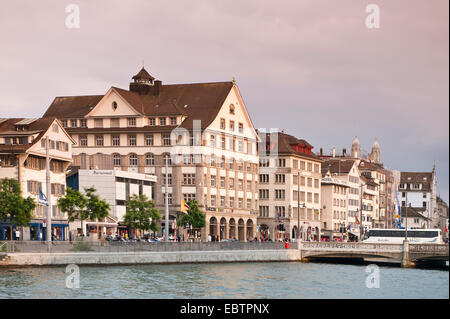 Gebäude am Fluss Limmat, Altstadt, Schweiz, Zürich Stockfoto