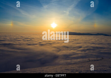 Gipfel über Winterberge, Wolken, nebligen Morgen Stockfoto