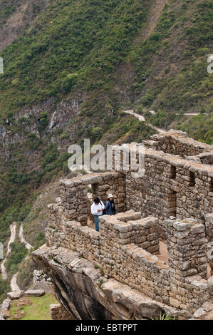 Touristen im alten Inka-Ruinen von Machu Picchu, Peru, Anden, Machu Picchu Stockfoto