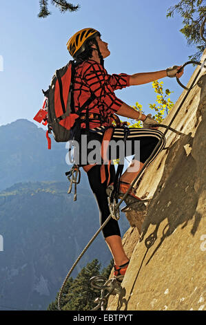 Kletterer in eine Felswand klettern, Via Ferrata von Pralognan, Savoie, Frankreich, La Cascade Stockfoto