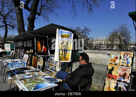 Verkaufsstand für Kunst Drucke und andere Souvenirs am Ufer der Seine in der Nähe von Cathedrale Notre-Dame de Paris, Paris, Frankreich, Ile De La Cit Stockfoto