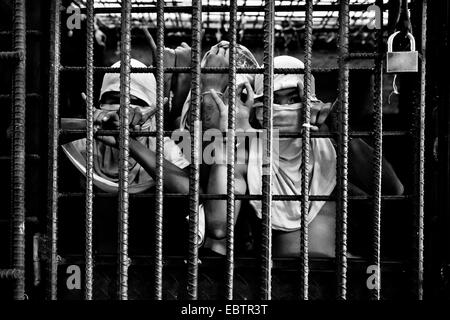 Die Mara Salvatrucha Gruppemitglieder Anzeichen Finger repräsentieren ihre Bande während der Haft in der Zelle von einer Haftanstalt in San Salvador, El Salvador, 20. Februar 2014. Stockfoto