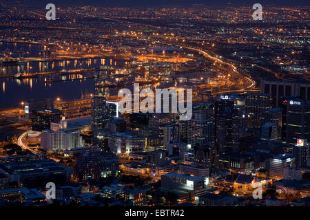 beleuchtete Zentrum von Kapstadt in der Nacht, vie von Signal Hill, Südafrika, Western Cape, Kapstadt Stockfoto