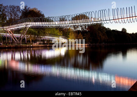 beleuchtete Slinky Springs to Fame zu überbrücken, Rehberger Bruecke, die im Rhein-Herne-Kanal, Deutschland, Nordrhein-Westfalen, Ruhrgebiet, Oberhausen Stockfoto