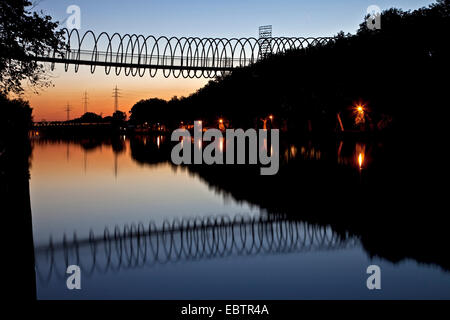 Slinky Slinky Springs to Fame zu überbrücken, Rehberger Bruecke bei Sonnenuntergang über Rhein-Herne-Kanal bei Sonnenuntergang, Oberhausen, Ruhrgebiet, Nordrhein-Westfalen, Deutschland Stockfoto