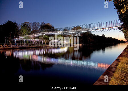 beleuchtete Slinky Springs zu Ruhm zu überbrücken, Rehberger Bruecke im Rhein-Herne-Kanal, Deutschland, Nordrhein-Westfalen, Ruhrgebiet, Oberhausen Stockfoto