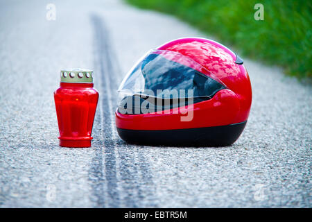 Unfall mit einem Motorrad Verkehrsunfall und Bremsspuren auf der Straße Stockfoto