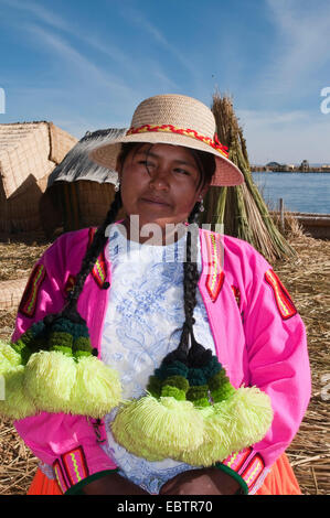 Uro-Frau mit traditionellen Haarschmuck, Peru, Titicaca Stockfoto