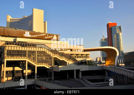 Austria Center und der Andromeda-Tower in der neuen Donau-City, Österreich, Wien Stockfoto