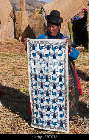 Uro Frau präsentiert eine traditionelle Arras, Peru, Titicaca Stockfoto