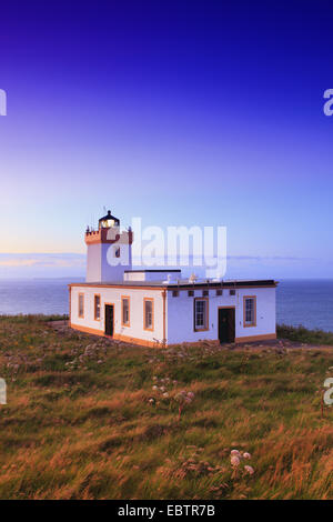 Duncansby Head Lighthouse in den Abend, Großbritannien, Schottland Stockfoto