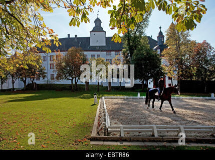 Frau auf einem Pferd vor dem Schloss Berleburg, Deutschland, Nordrhein-Westfalen, Bad Berleburg Stockfoto