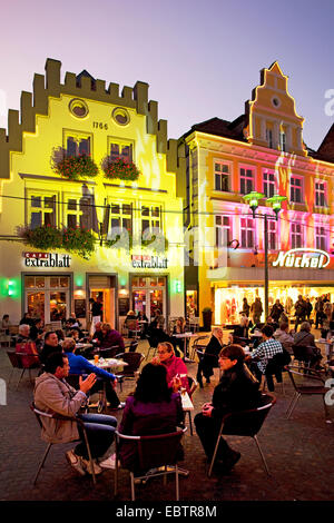 beleuchtete Fassaden in der Altstadt, Recklinghausen, Ruhrgebiet, Nordrhein-Westfalen, Deutschland Stockfoto