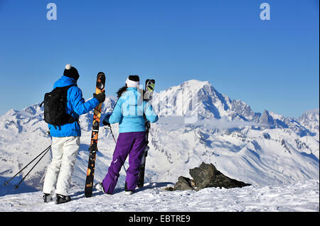 zwei Skifahrer stehen in den Alpen und genießen den Blick auf Mont Blanc, Frankreich, Savoyen, La Plagne Stockfoto