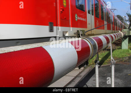 Going durch Regionalbahn hinter verschlossenen Toren, Deutschland, Nordrhein-Westfalen Stockfoto