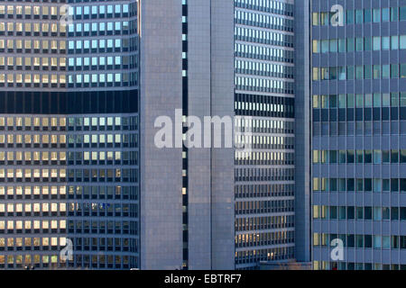 Fassaden der mehrstöckigen Gebäude in der Stadt Essen, Deutschland, Nordrhein-Westfalen, Ruhrgebiet, Essen Stockfoto