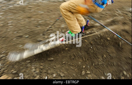 Freeride-Skifahrer auf felsigen Hang bergab Stockfoto