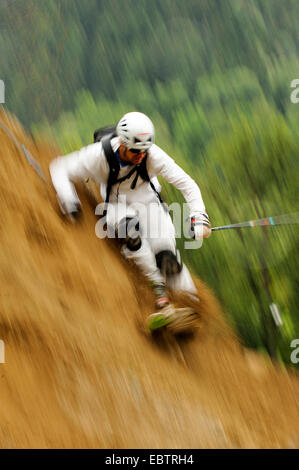 Freeride Ski bergab auf sandigen Abhang Stockfoto