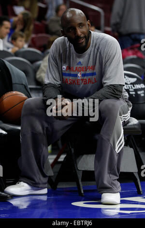 Philadelphia, Pennsylvania, USA. 29. November 2014. Philadelphia 76ers Assistenztrainer Lloyd Pierce blickt auf während der Warm-ups vor dem NBA-Spiel zwischen den Dallas Mavericks und die Philadelphia 76ers im Wells Fargo Center in Philadelphia, Pennsylvania. © Csm/Alamy Live-Nachrichten Stockfoto