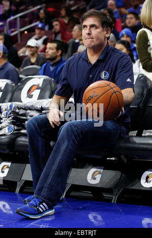 29. November 2014: Dallas Mavericks-Besitzer Mark Cuban blickt auf von der Bank in das NBA-Spiel zwischen den Dallas Mavericks und die Philadelphia 76ers im Wells Fargo Center in Philadelphia, Pennsylvania. Die Dallas Mavericks gewann 110-103. Stockfoto