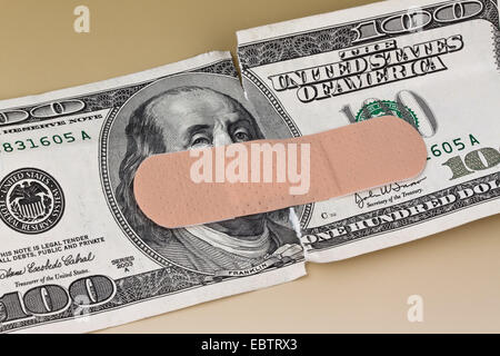 Riss-Dollar-Banknote mit einem Pflaster, USA Stockfoto