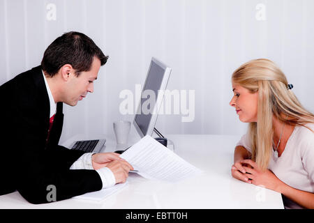 Mann eine Frau in einem Büro im Gespräch Stockfoto