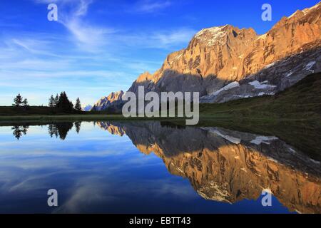 Blick von einem Bergsee auf dem Alpenpass "Grosse Scheidegg" bei der Wellhorns und der Engelhoerner, der Schweiz, Bern, Berner Oberland Stockfoto