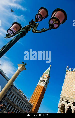 Straße Laterne Markusplatz entfernt mit Dogen Palast und Campanile San Marco, Italien, Venedig Stockfoto